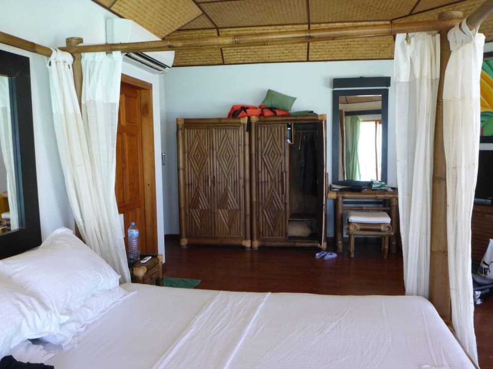 Schlafzimmer Wasserbungi Safari Island Maldives