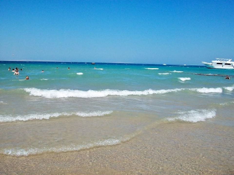 Türkisklares Wasser am Strand Pickalbatros Alf Leila Wa Leila Resort - Neverland Hurghada