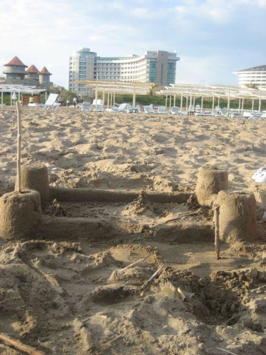 Sandburg am Strand im Hintergrund das Hotel Sherwood Exclusive Lara