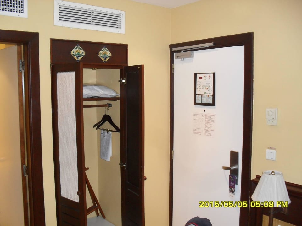 Der viel zu kleine Wandschrank Novus Plaza Hodelpa