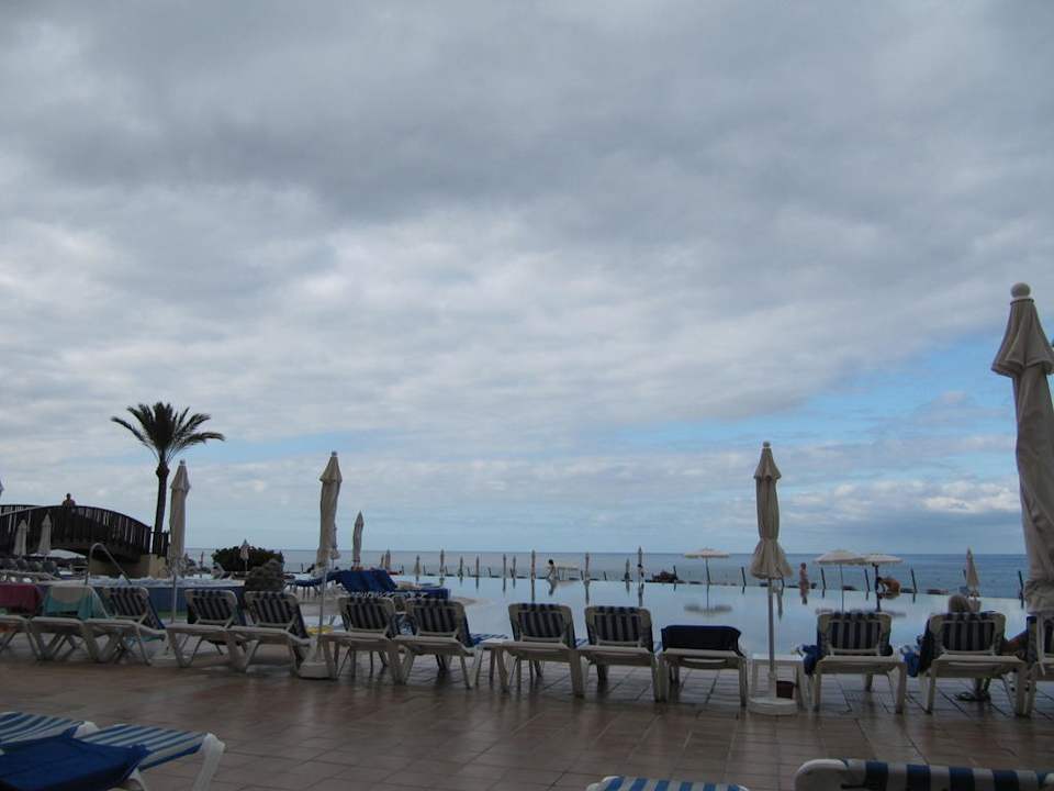 Blick über Pool zum Meer Bahia Principe Sunlight Costa Adeje