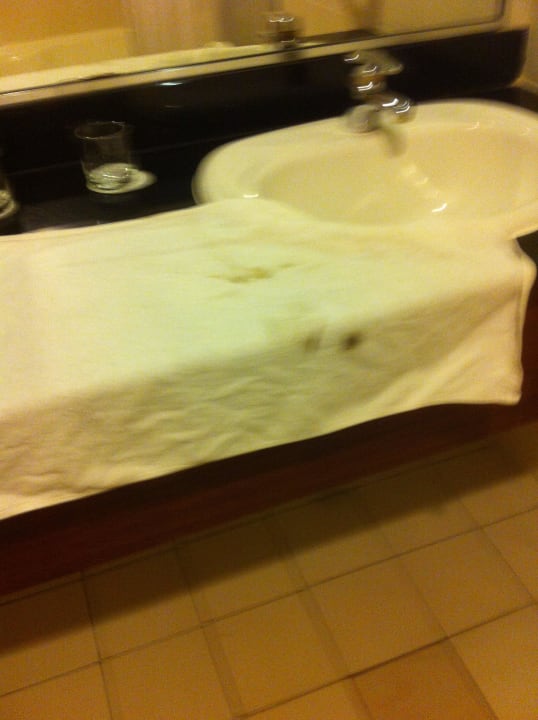 Das erste abwischen von Waschbecken und Toilette Berjaya Beau Vallon Bay Resort & Casino