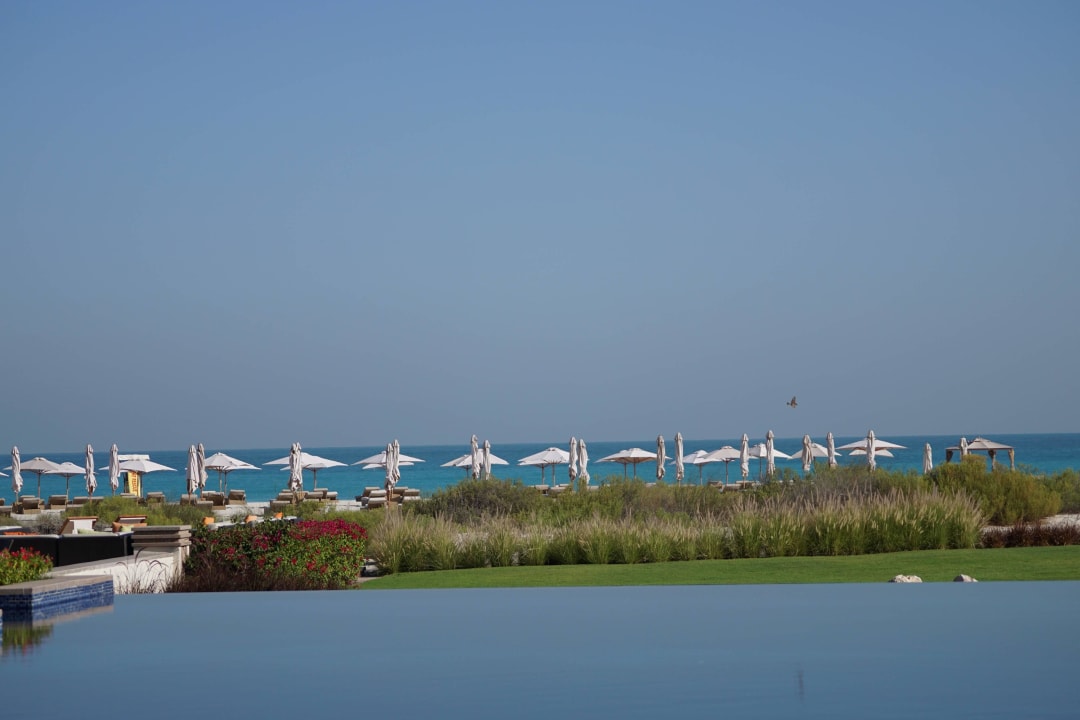 Ausblick vom Pool zum Strand Park Hyatt Abu Dhabi Hotel and Villas