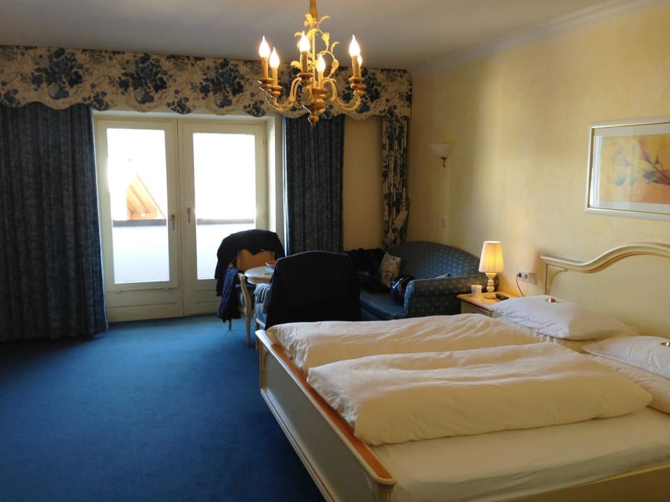 Im Hintergrund mit Balkon Schlosshotel Fiss