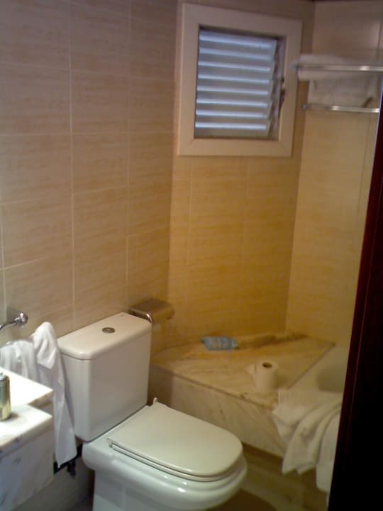 Toilette im Bad und Fenster Hipotels Mercedes