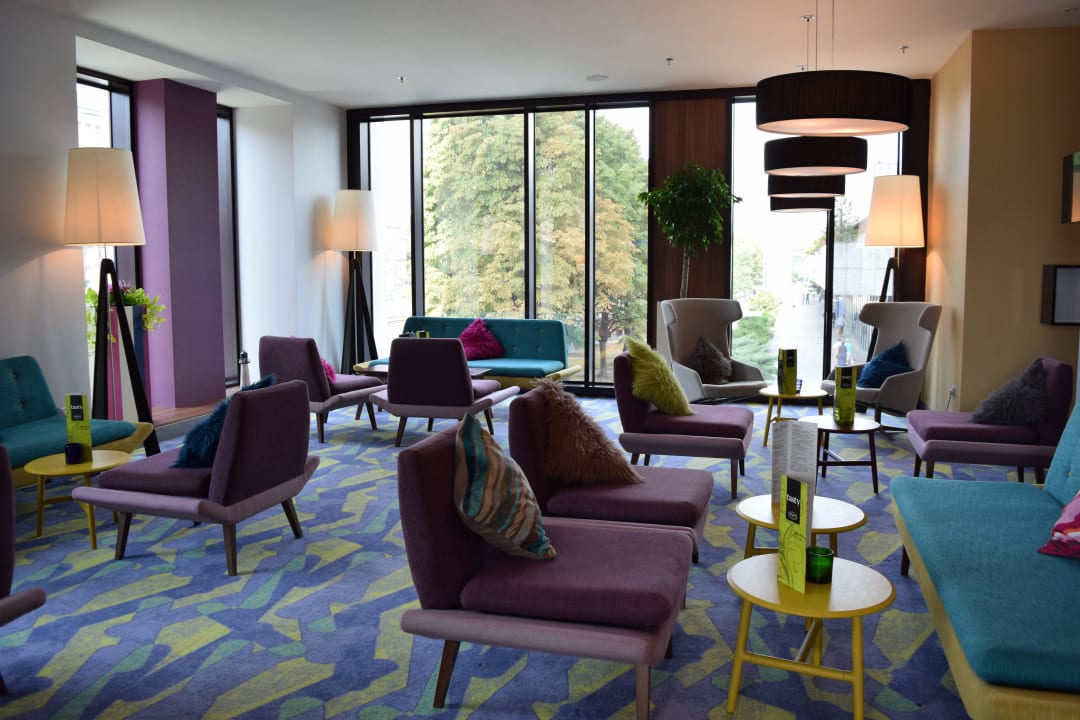 Sitzmöglichkeiten in der Lobby Hampton by Hilton Warsaw City Centre