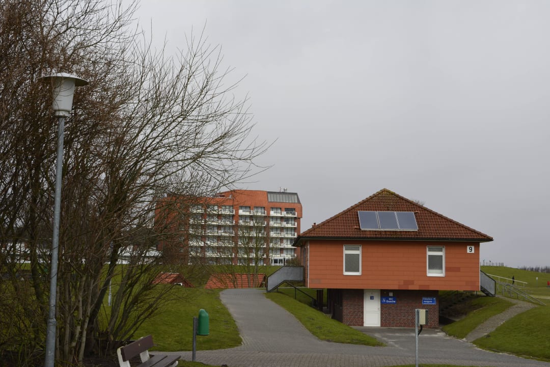 Blick zum Hotel vom Campingplatz aus Upstalsboom Hotel am Strand