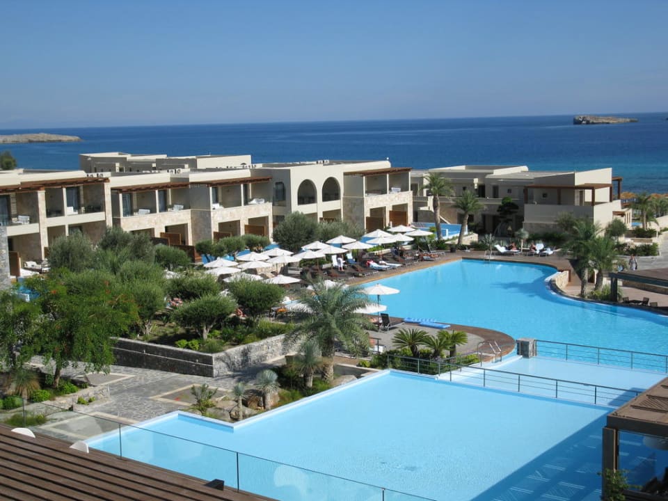 Hauptpool und Teile des Hotels Aquagrand Artistic Luxury Beach Resort - Adults only