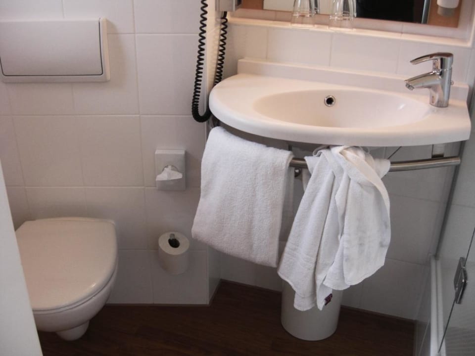 Das Badezimmer ibis Heidelberg Hauptbahnhof
