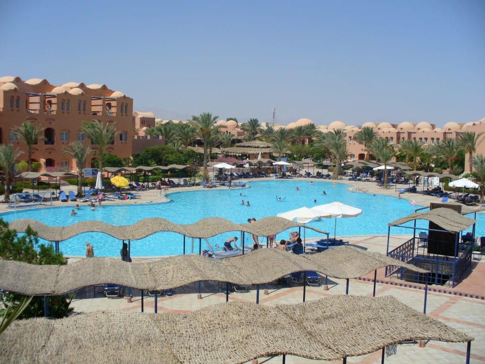 Widok z pokoju na basen Jaz Makadi Oasis Resort