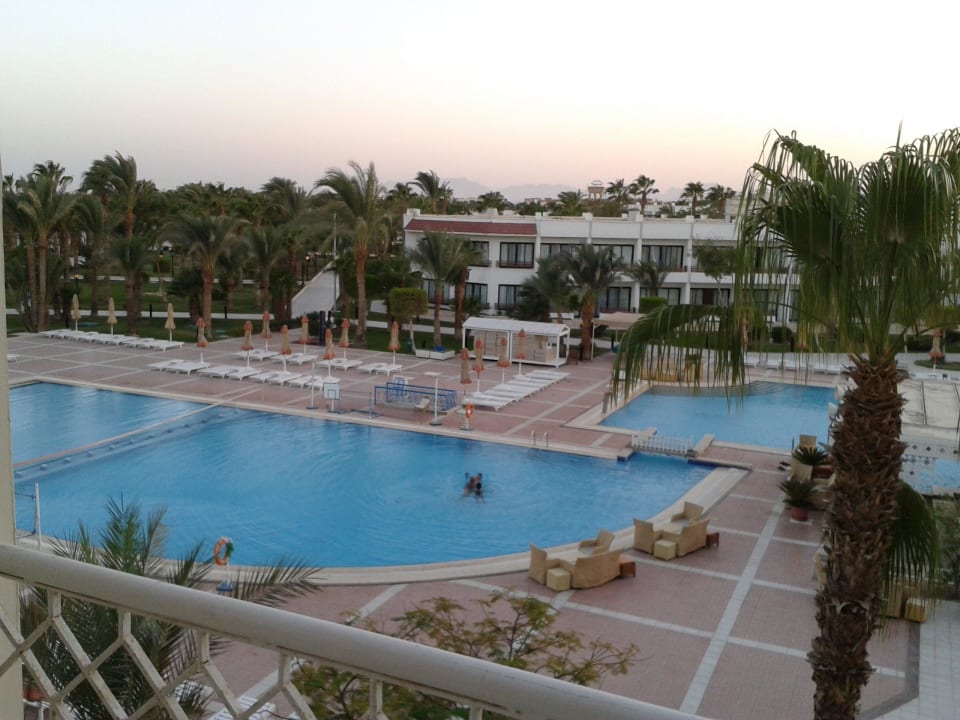 Paradies Pool vorm Zimmer The Grand Hotel Hurghada