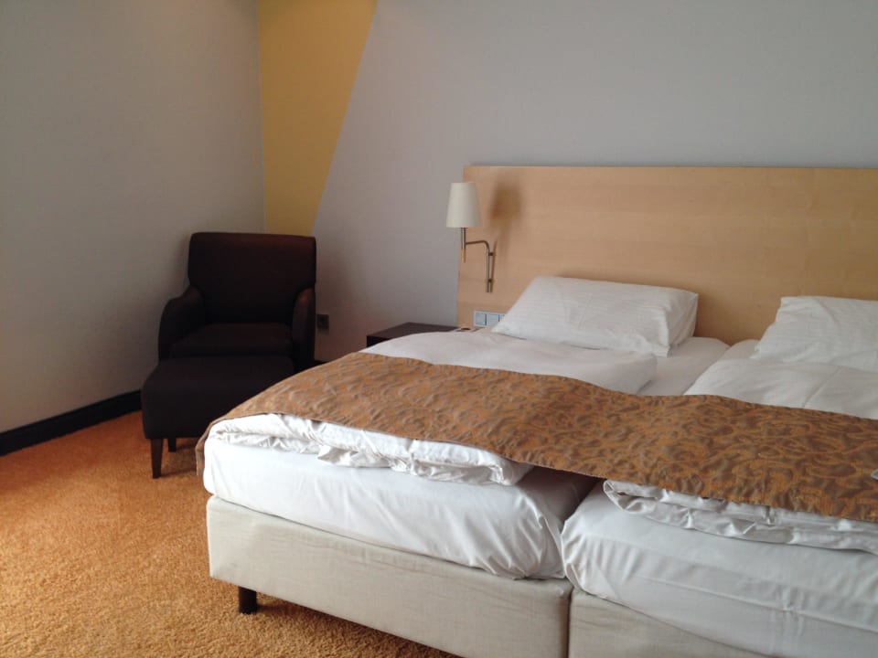 Doppelbett mit Sessel Hotel Dorint an der Messe Köln