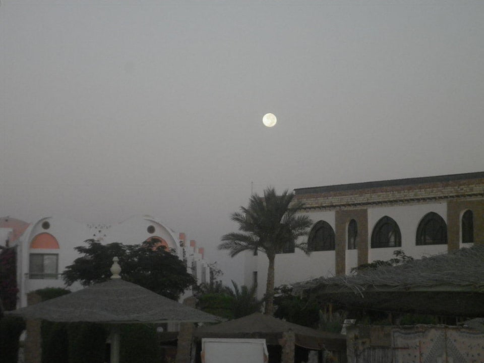 Restaurantgebäude am Spätnachmittag Shams Alam Beach Resort