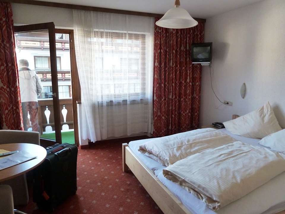 2-Bett-Zimmer mit Balkon, Blick auf die Zugspitze! Hotel Feneberg