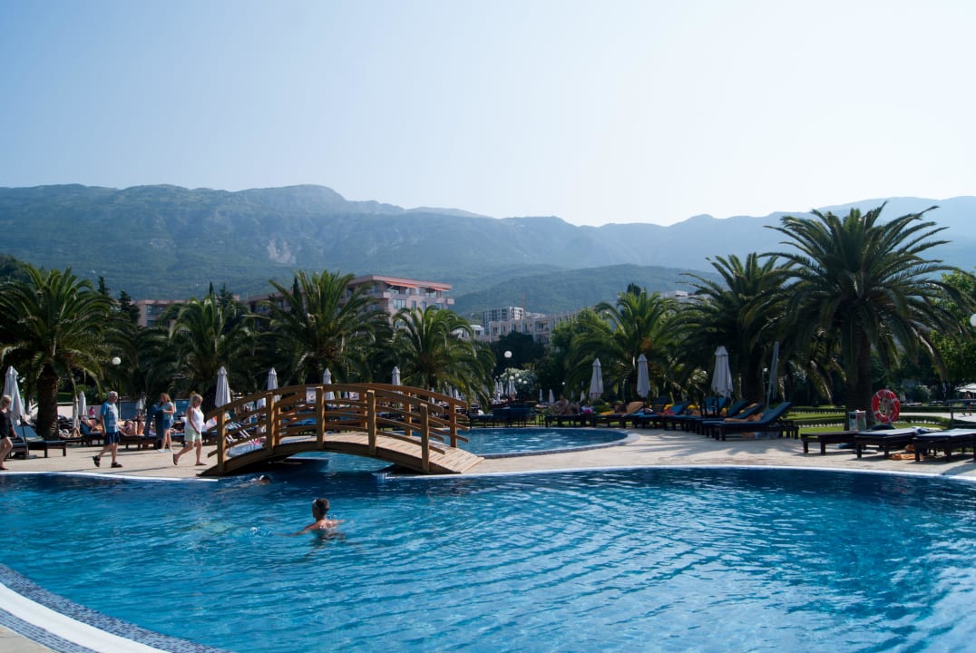 Средний по величине бассейн Iberostar Waves Bellevue