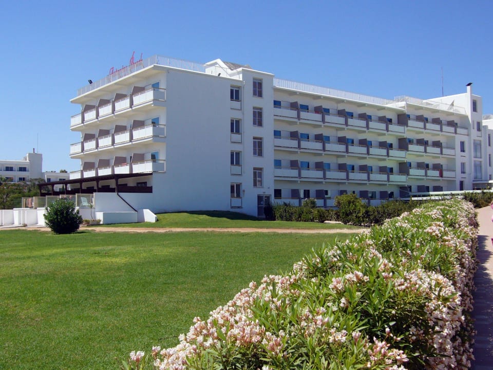 Seitlicher Blick auf das Hotel Asterias Beach
