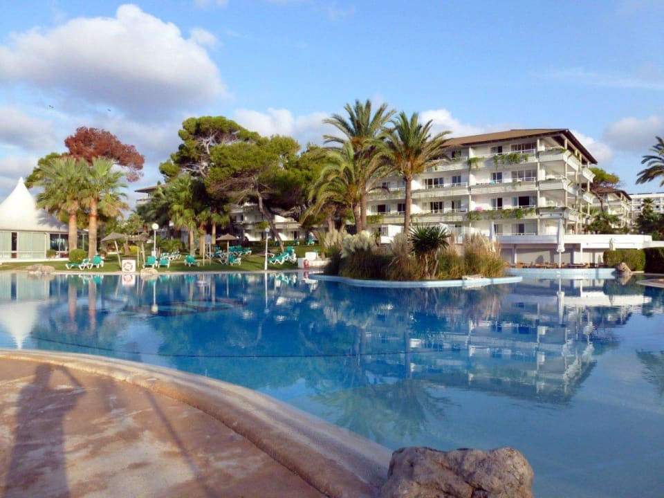 Poolanlage vor dem Aparthotel Esperanza Park Playa Esperanza Resort