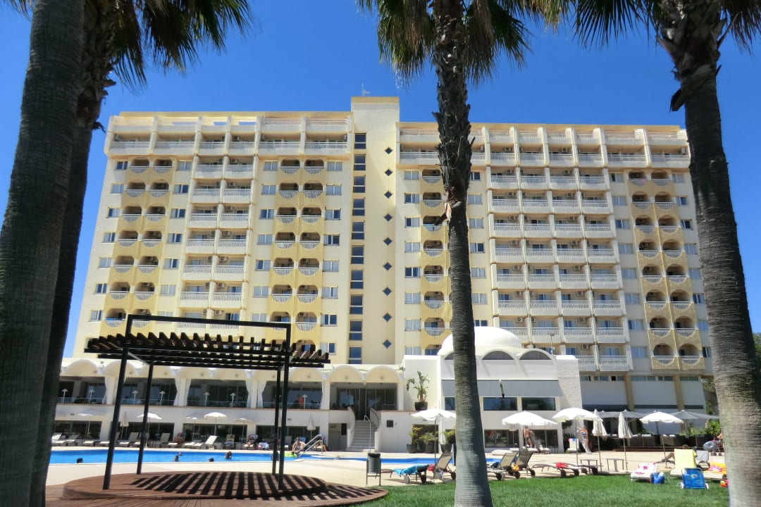 Blick vom Poolbereich zum Hotel Ozadi Altura Beach Resort