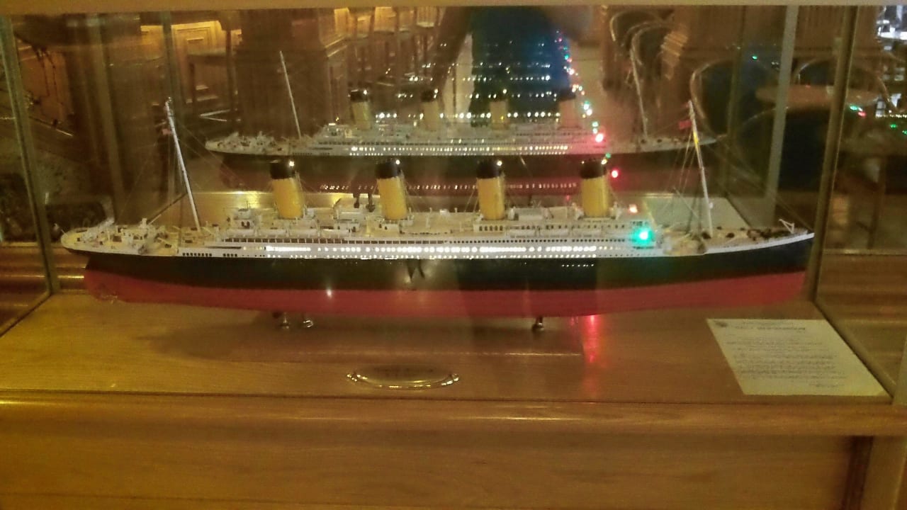 Titanic-Figur in der Bar htop Amaika | Adults Only