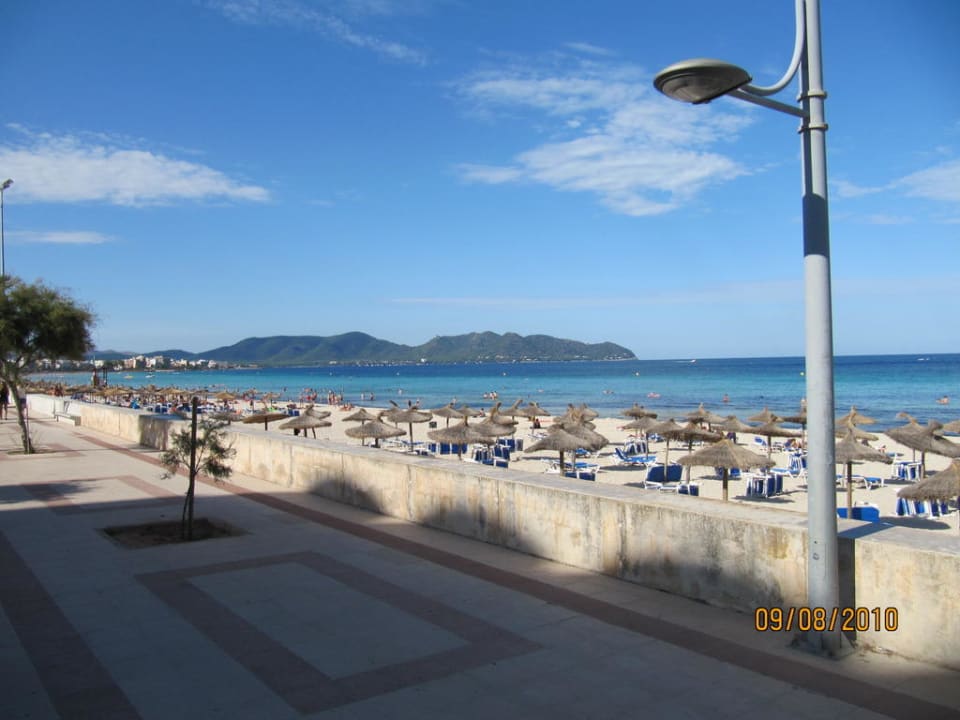 Auf der Promenade am Strand Hipotels Bahia Grande