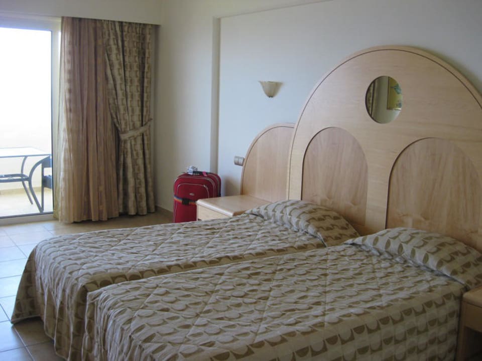 Zimmer in Richtung Balkon Hotel Kalithea Horizon Royal