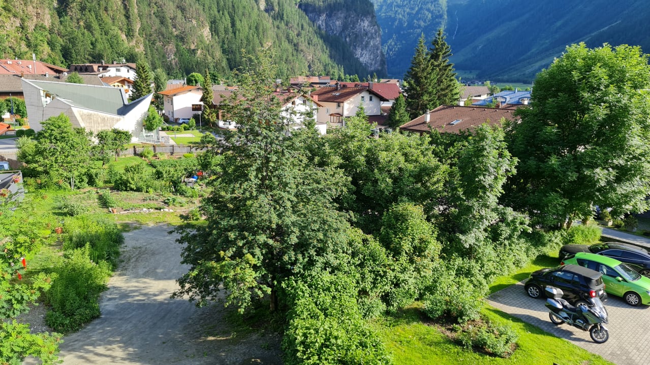Gartenanlage Apartments Tiroler Cafe