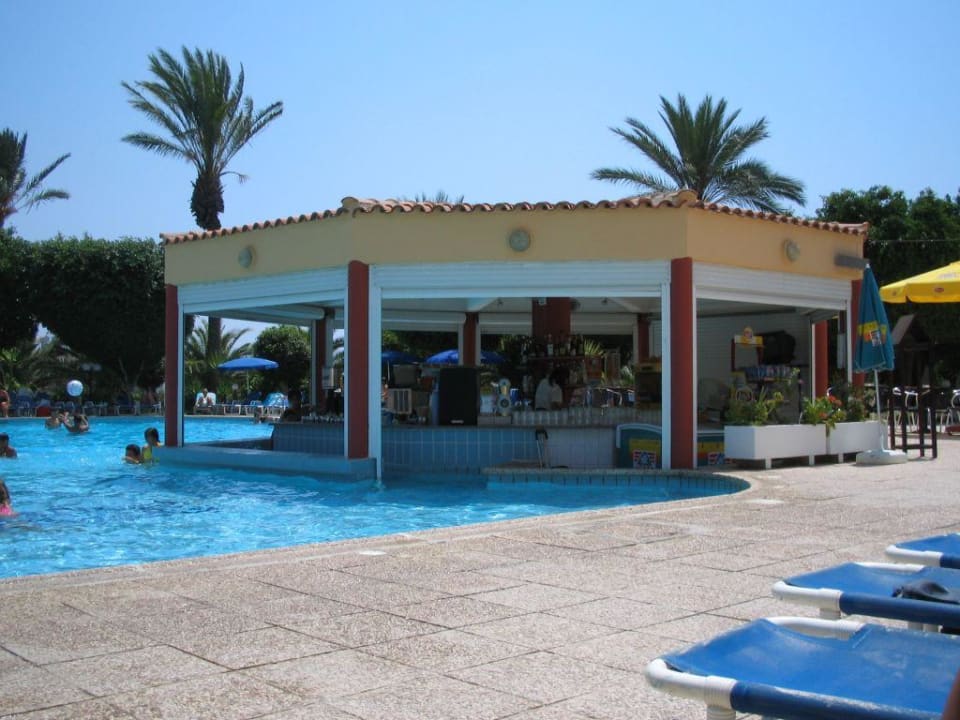 Poolbar Hotel Crown Resort Henipa