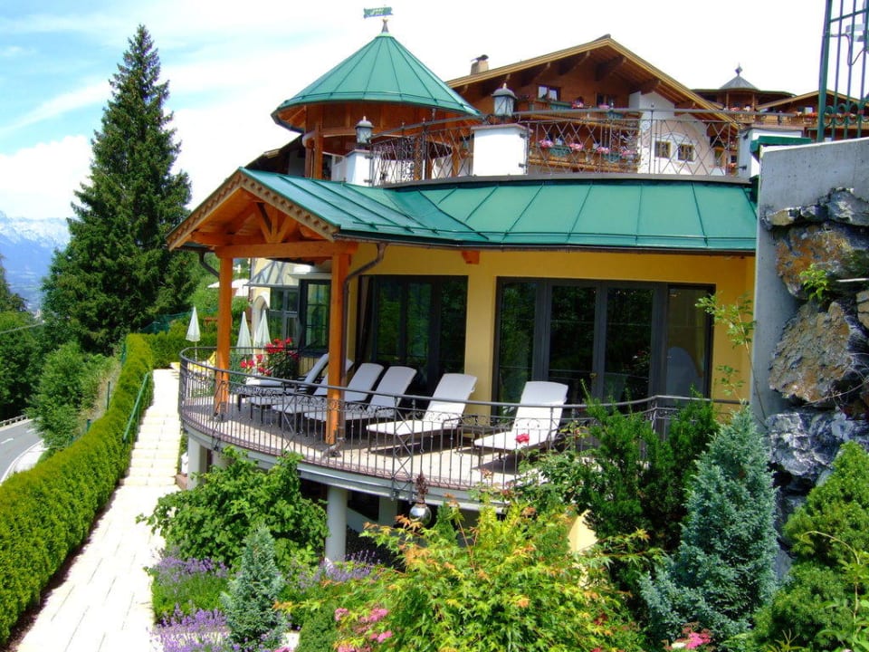 Ruheliegen (aussen) Saunabereich  Hotel Berghof | St. Johann in Salzburg