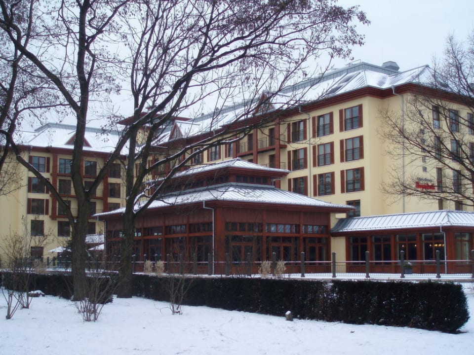 Von der Straße aus gesehen Park-Hotel Hagenbeck