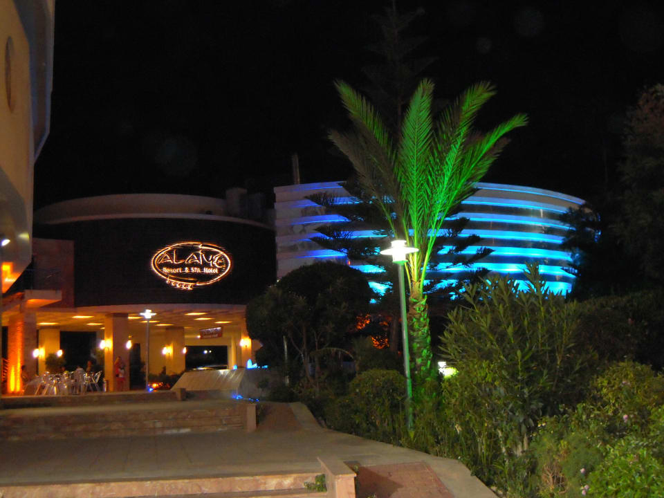 Vor dem Hotel Alaiye Resort & Spa