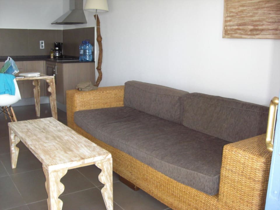 Couch und Tisch im Wohnzimmer Las Tabaibas Appartements