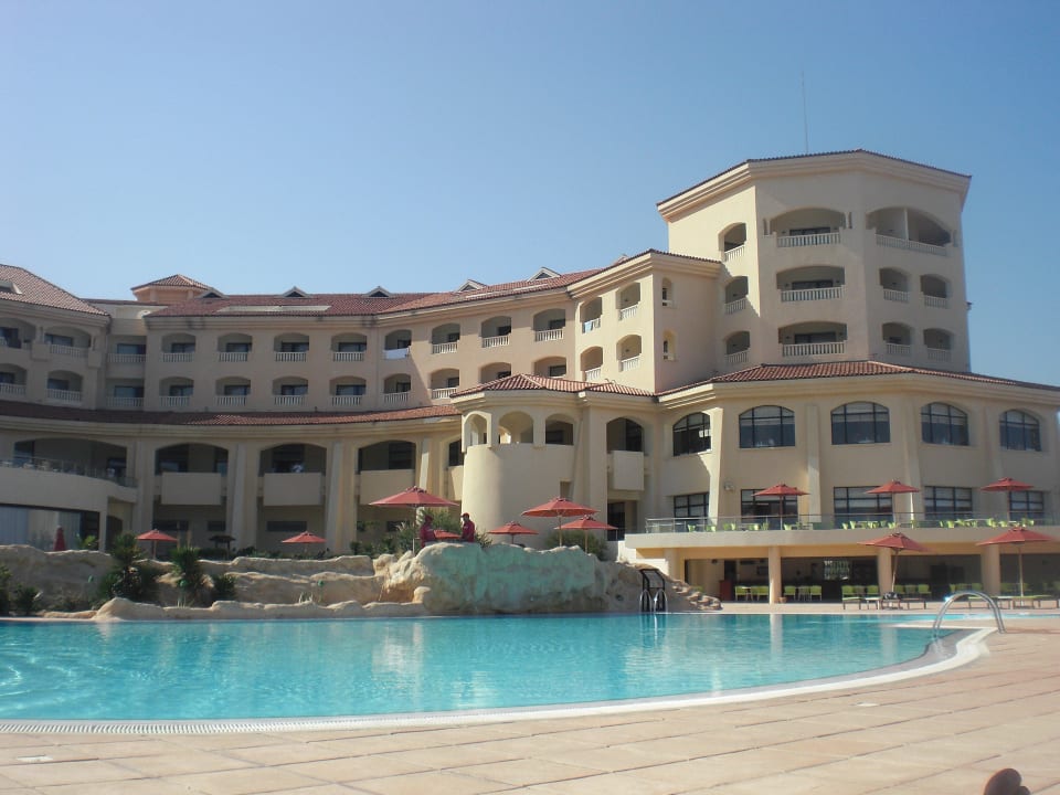 Poolanlage mit Restaurant La Cigale Tabarka Hôtel – Thalasso & Spa – Golf