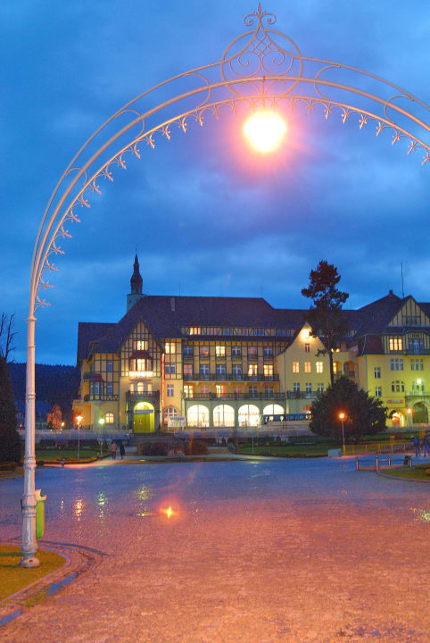 Polonia nocą Sanatorium Uzdrowiskowe Polonia
