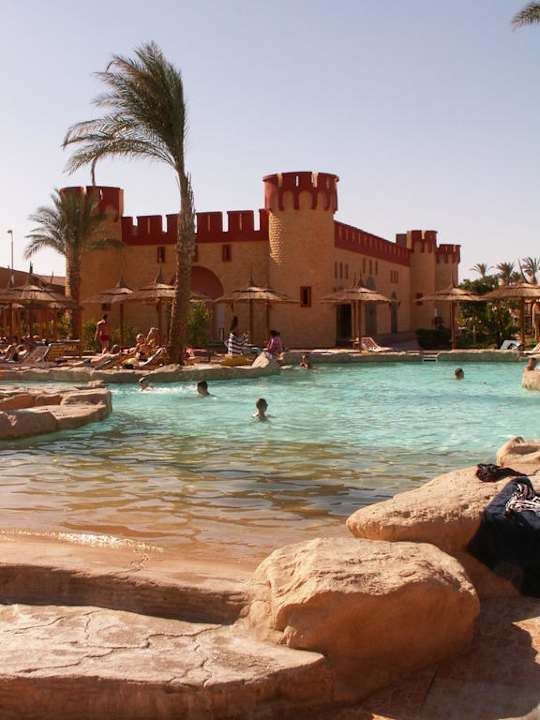 Basen z podgrzewaną wodą (słona) Pickalbatros Alf Leila Wa Leila Resort - Neverland Hurghada