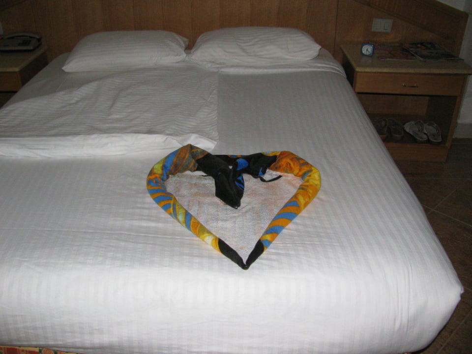 Herzdeko auf dem Bett Beach Albatros Resort