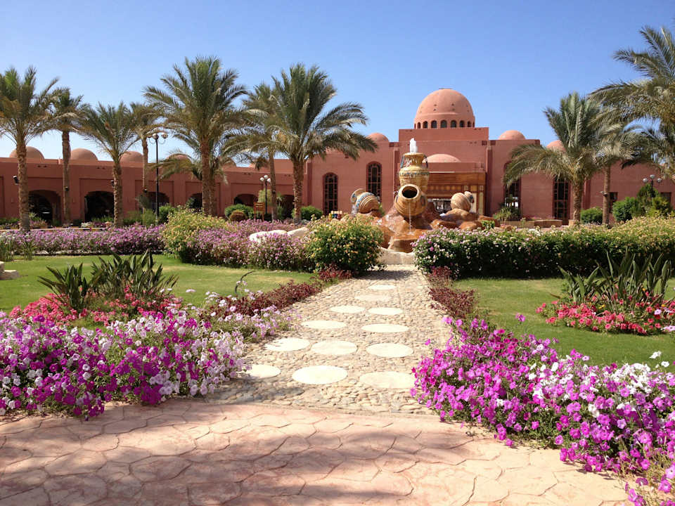 Blütenpracht am Haupteingang Swisstouch Oriental Resort Marsa Alam