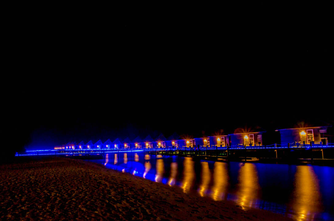 Wasser Bungi bei Nacht Kuredu Island Resort & Spa
