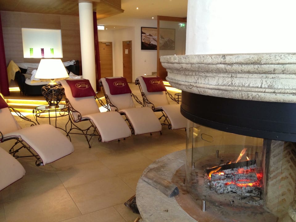 Liegen vor dem Kamin in der Vitaloase Dilly - Das Nationalpark Resort