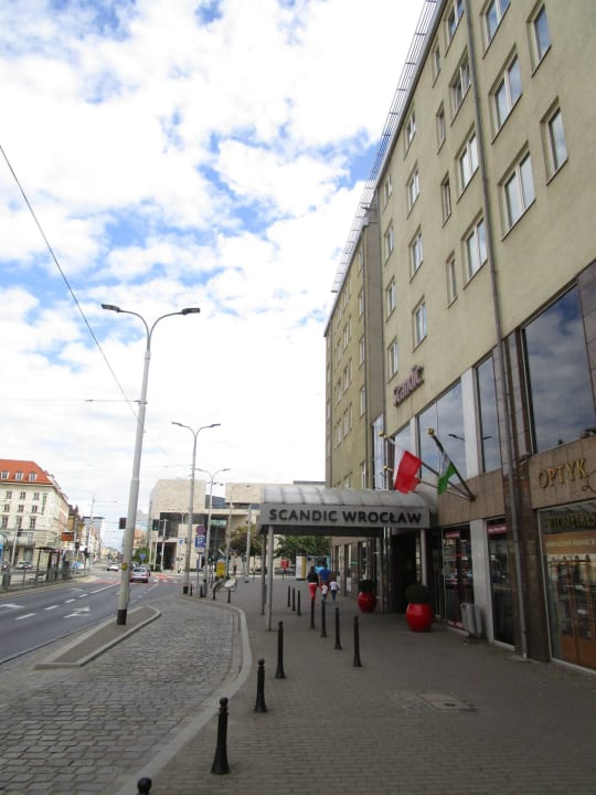 Eingang und Zufahrt Scandic Wrocław