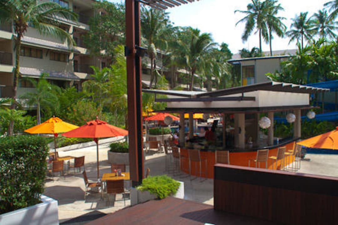 Blick vom Restaurant auf Poolbar Holiday Inn Resort Phuket Surin Beach by IHG