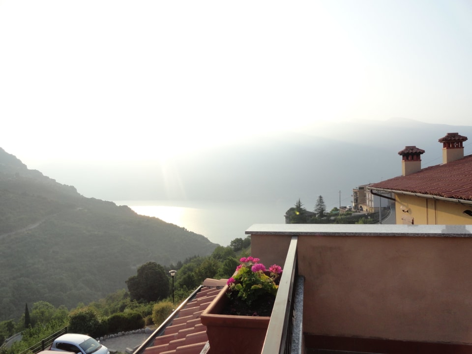 Morgendlicher Blick auf den See vom Balkon Hotel Al Poggio