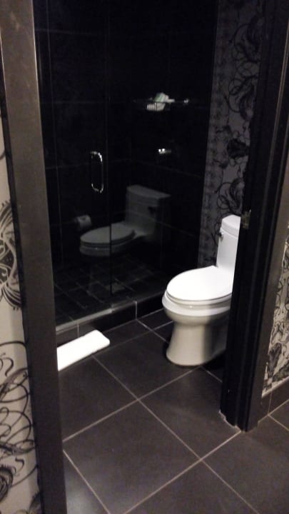 Toilette und sehr geräumige Dusche Virgin Hotels Las Vegas, Curio Collection by Hilton