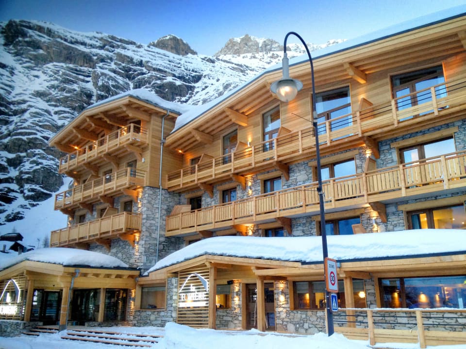 Hotel exterior - winter Hotel La Tovière