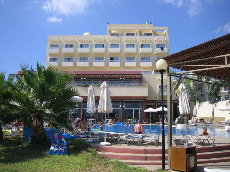 Hotel von aussen Atlantica Sea Breeze