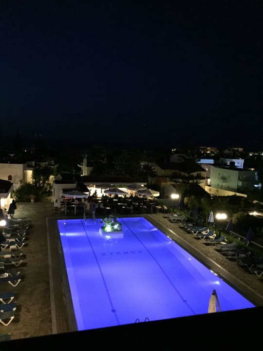 Zimmerausblick in der Nacht Sentido Kyknos Beach Adults Only 16+