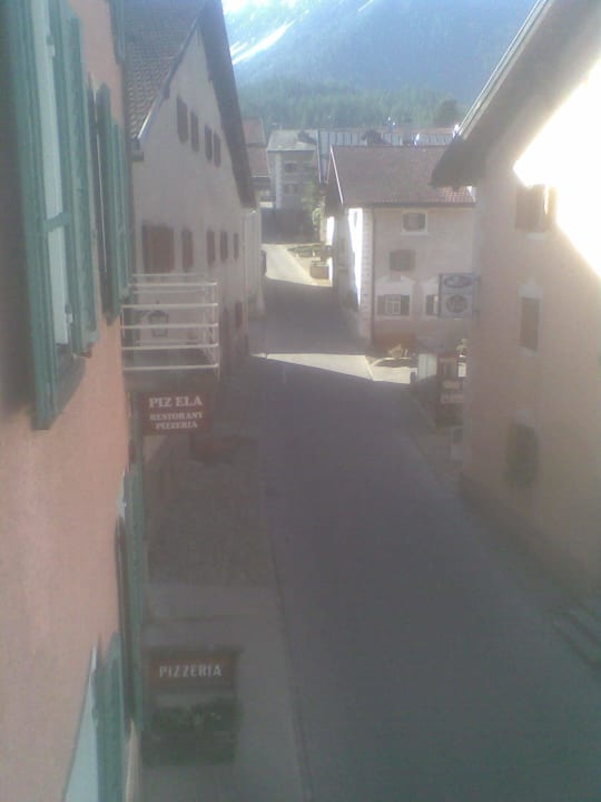 Blick von Balkon auf Dorfstrasse Hotel Piz Ela