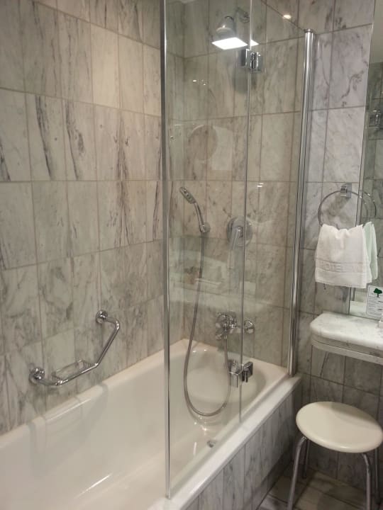 Dusche & Badewanne vorhanden Eden Hotel Wolff