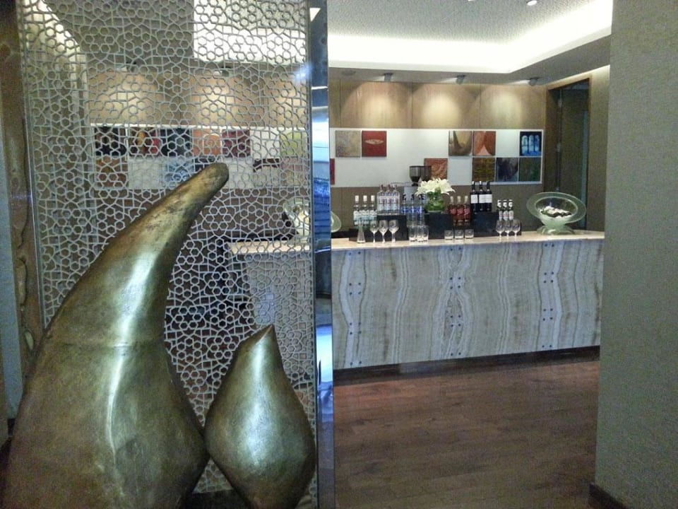 Executive Club Lounge The Leela Ambience Convention Hotel Delhi