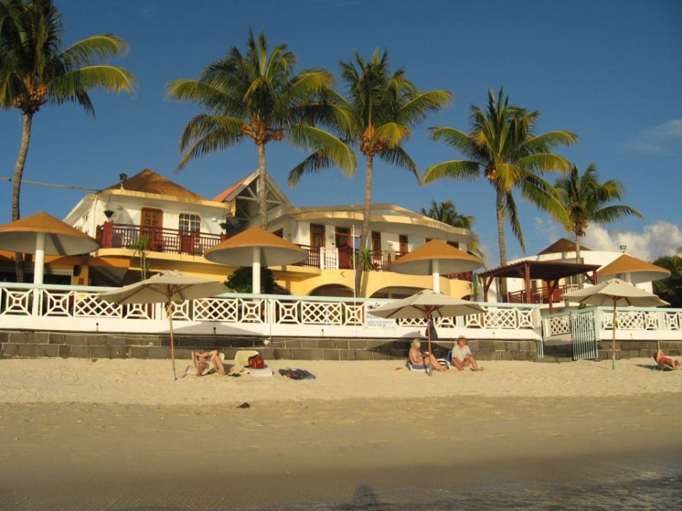 Blick vom Meer aufs Hotel Gold Beach Resort