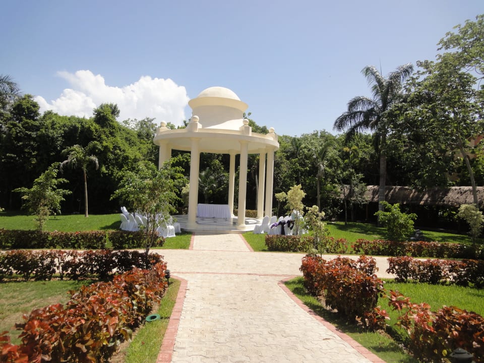 Schöne Gartenanlage mit Pavillon für Hochzeiten Grand Palladium Select White Sand Resort & Spa